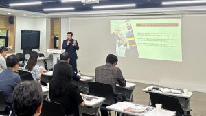 ‘고품질 제품을 수입하는 방법’ 주제로 한국 수입 협회에서 강연하는 HQTS KOREA 김문엽 지점장
